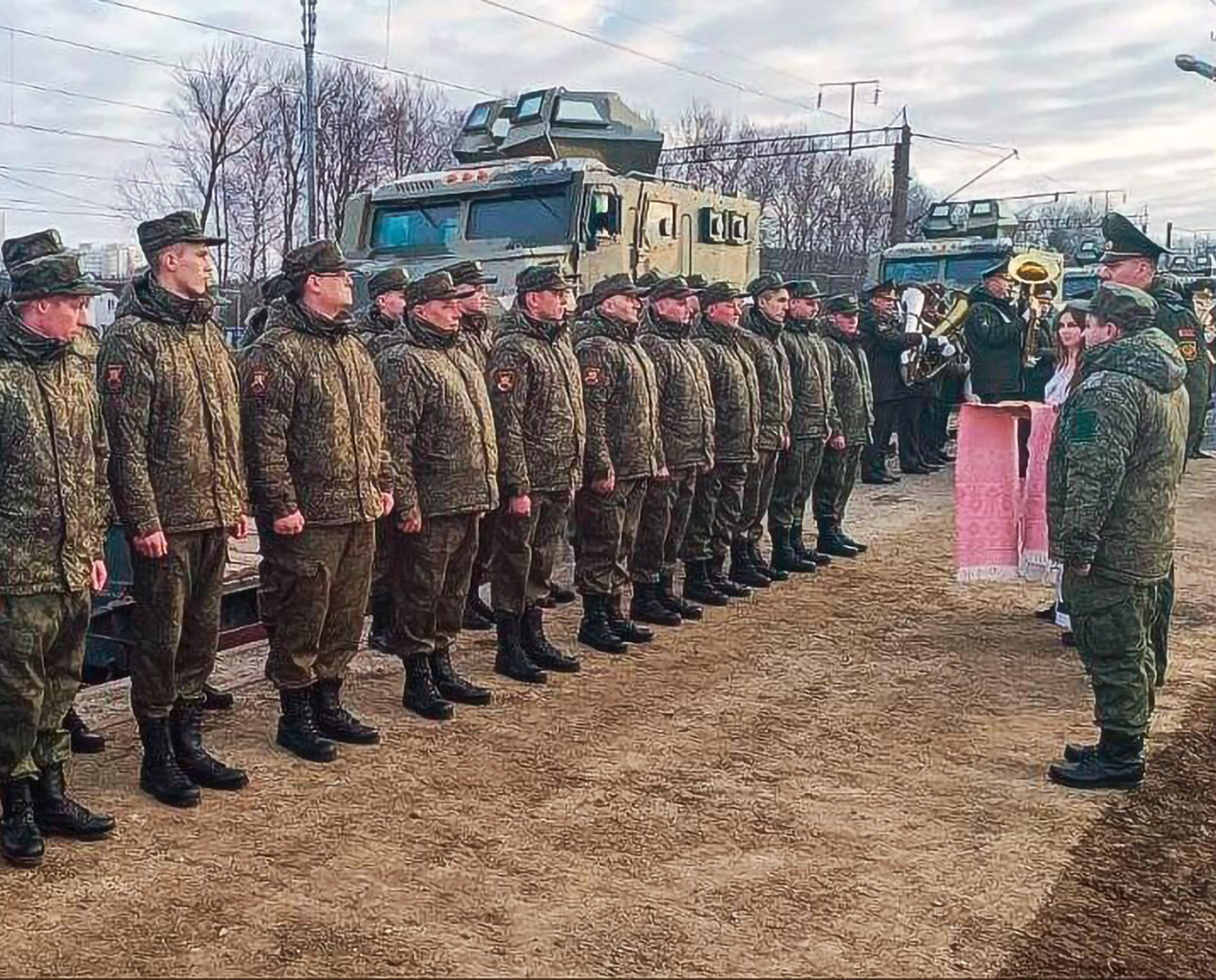 2 - Фотографии с места встречи российских военных после прибытия и разгрузки воинского эшелона №961 на станции Озерище